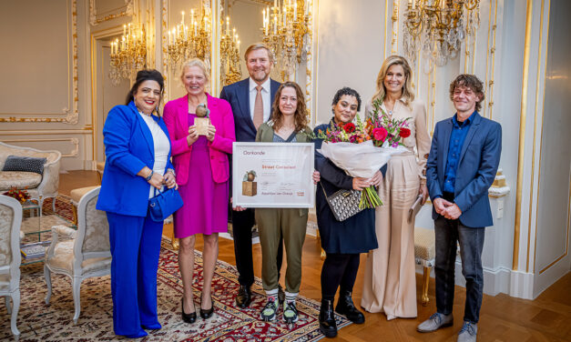 Koning bezoekt Appeltjes-winnaar Straat Consulaat