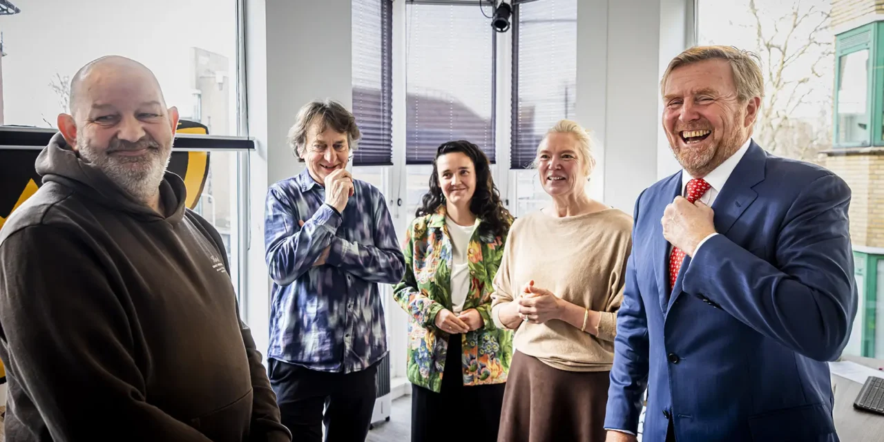 Koning hoort verhaal achter dakloosheid bij Straat Consulaat