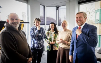 Koning hoort verhaal achter dakloosheid bij Straat Consulaat