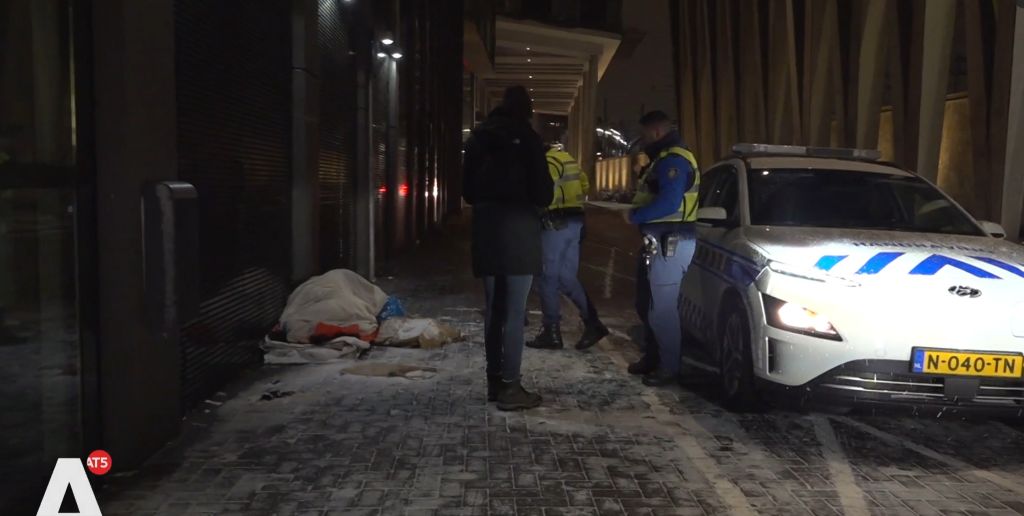 In de ijskoude nacht op zoek naar daklozen: “Het is te koud om hier te slapen, hè?”