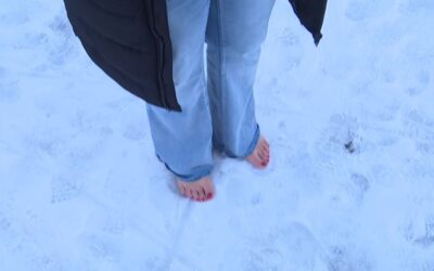 {Video} Inge haalt blootsvoets geld op voor daklozen in Emmeloord: ‘Juist met dit winterse weer’