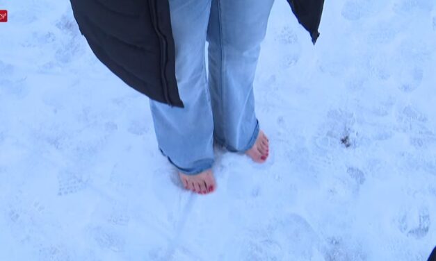 {Video} Inge haalt blootsvoets geld op voor daklozen in Emmeloord: ‘Juist met dit winterse weer’