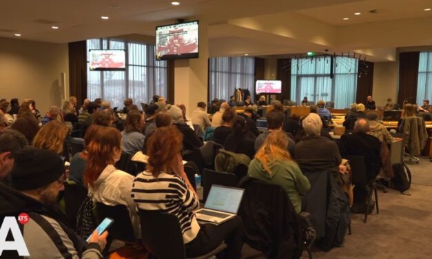 {Video} Daklozen in Amsterdam bij gemeenteraad: “gooi dit systeem overboord”